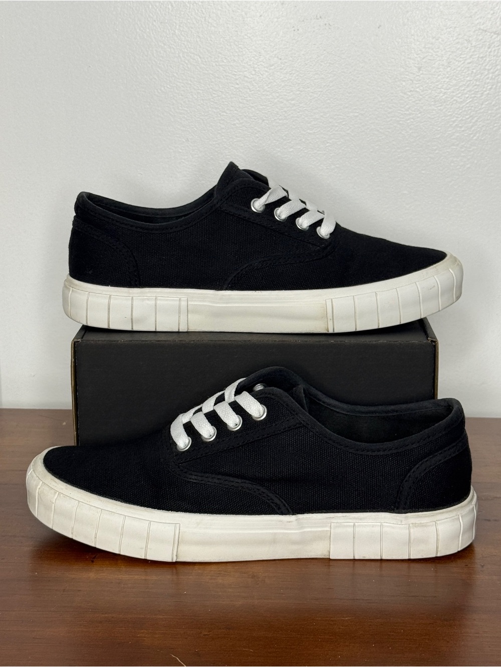 Madden Girl Bexx Black Canvas Upper Low-Top Sneakers White Platform Sz 9 | GUC